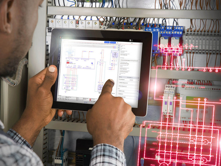 Service and Maintenance Engineer using EPLAN on tablet